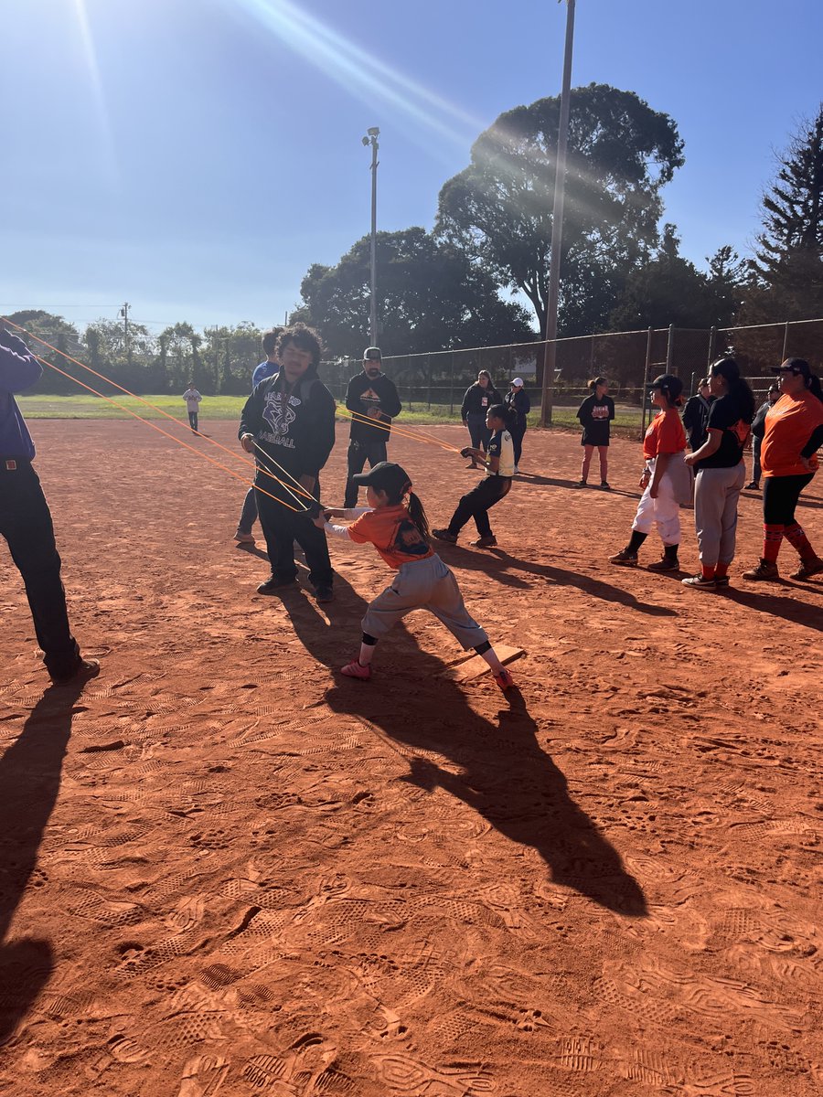 We were so excited to have the opportunity to team up with the @SFGiants' Community Fund to host a STEM workshop for @gojrgiants players! Participants got to meet with engineers from Chevron’s Richmond Refinery and learn from Giants alumnus Jeffrey Leonard⚾