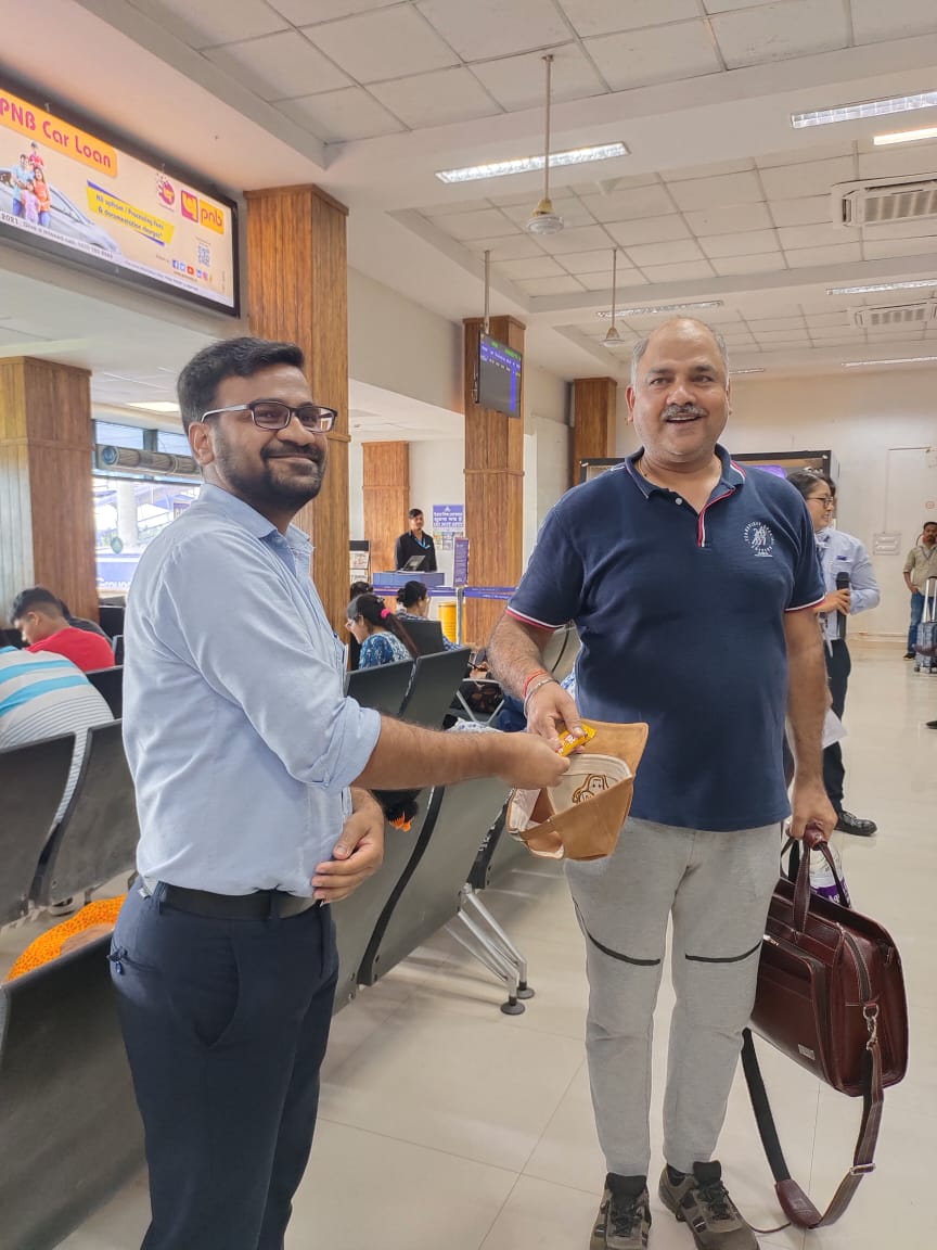 AAIJORAIRPORT's tweet image. #BringingSmiles #SpreadingAwareness
Today&apos;s quiz on #AviationSecurity was an instant hit among passengers who not only participated but appreciated with a big thumbs up 👍
&quot;SEE IT, SAY IT, SECURE IT&quot;
@AAI_Official @aairedner @MoCA_GoI @IndiGo6E @CISFHQrs