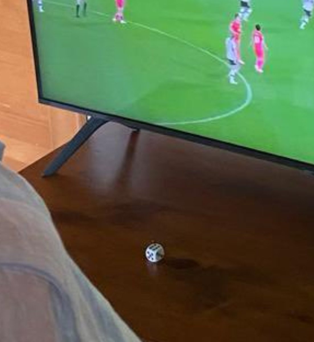 Über das Ergebnis, dass unsere tollen #WM2023 Frauen wegen plöder toxen-männlichen Regel*innen ausgeschieden wurden, bin ich sehr traurig. Ich habe extra vorher ein 6:0 gewürfelt!