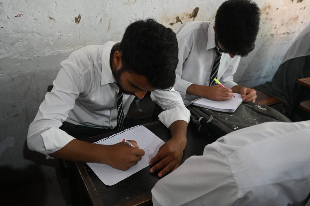 dostekashmir's tweet photo. Dagger Gunners organised a Slogan Writing competition at Boniyar High School with the theme of Civil-Military together for Progressive Kashmir a total of 32 students participated in the competition 
#ChinarCorps 
#Daggergunners
#Awaz-e-Baramulla https://t.co/luMqyRKgWx