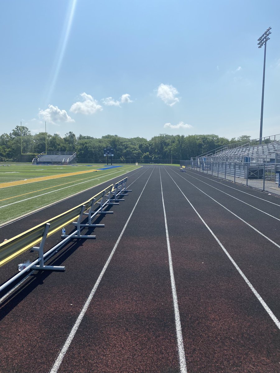 terrytoliver92's tweet photo. 9 Miles in two days in this sauna!!! Decided to run the track today.. It’s a hot one. 🏃🏿♂️💨🎧 Migos #LeftFootRightFoot👣 https://t.co/SCWEjKImuw