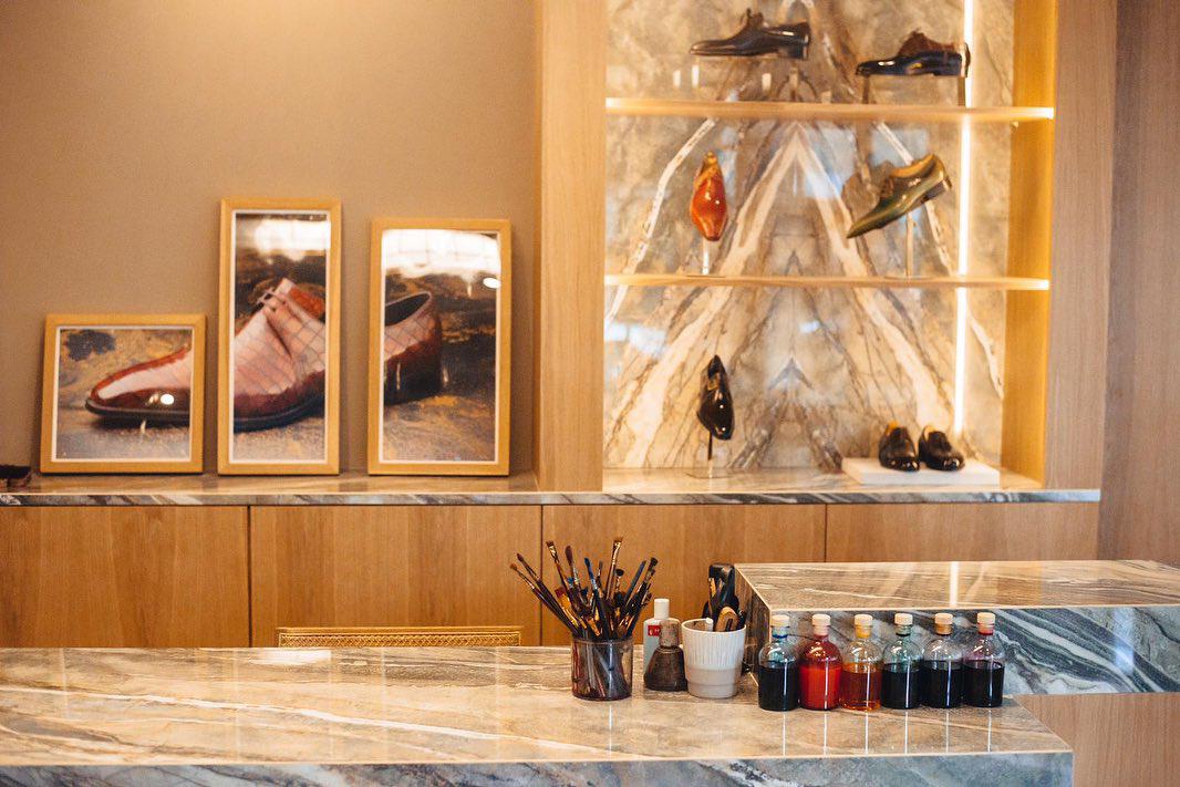 cppluxury's tweet photo. Maison Corthay opens new flagship store in London at the prestigious address of 23, Motcomb Street
#Corthay #MaisonCorthay #London #MotcombStreet #MotcombSt #luxury #luxuryshoes #shoes #bespoke #custommade #handmade #luxuryretail #luxuryboutique @CorthayJapan https://t.co/57pvhmjEL6