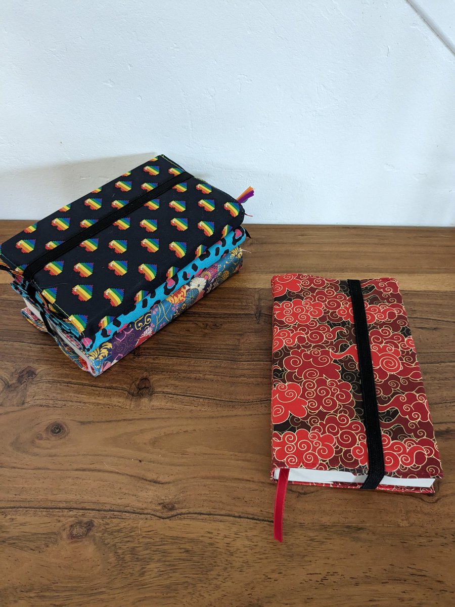 Les premiers protèges-livre sont disponibles sur la boutique.
chezmelleange.com