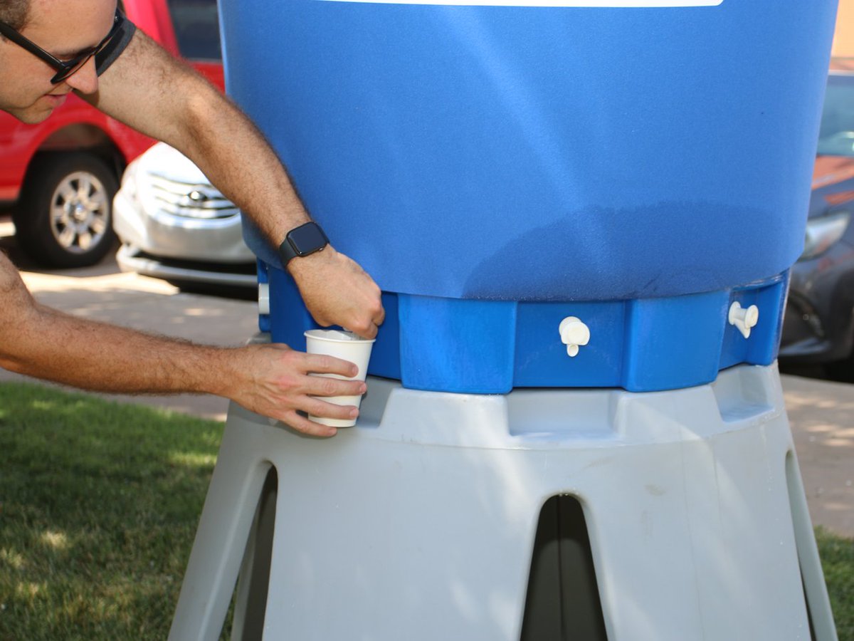 OU_HRL's tweet image. Remember to stay hydrated during Move-In! We've got you covered with water stations scattered throughout campus, ensuring you stay refreshed and cool. 💧 Make your health a priority and keep yourself well-hydrated during this busy and hot day. #OUMoveIn23 #OUQuickTips