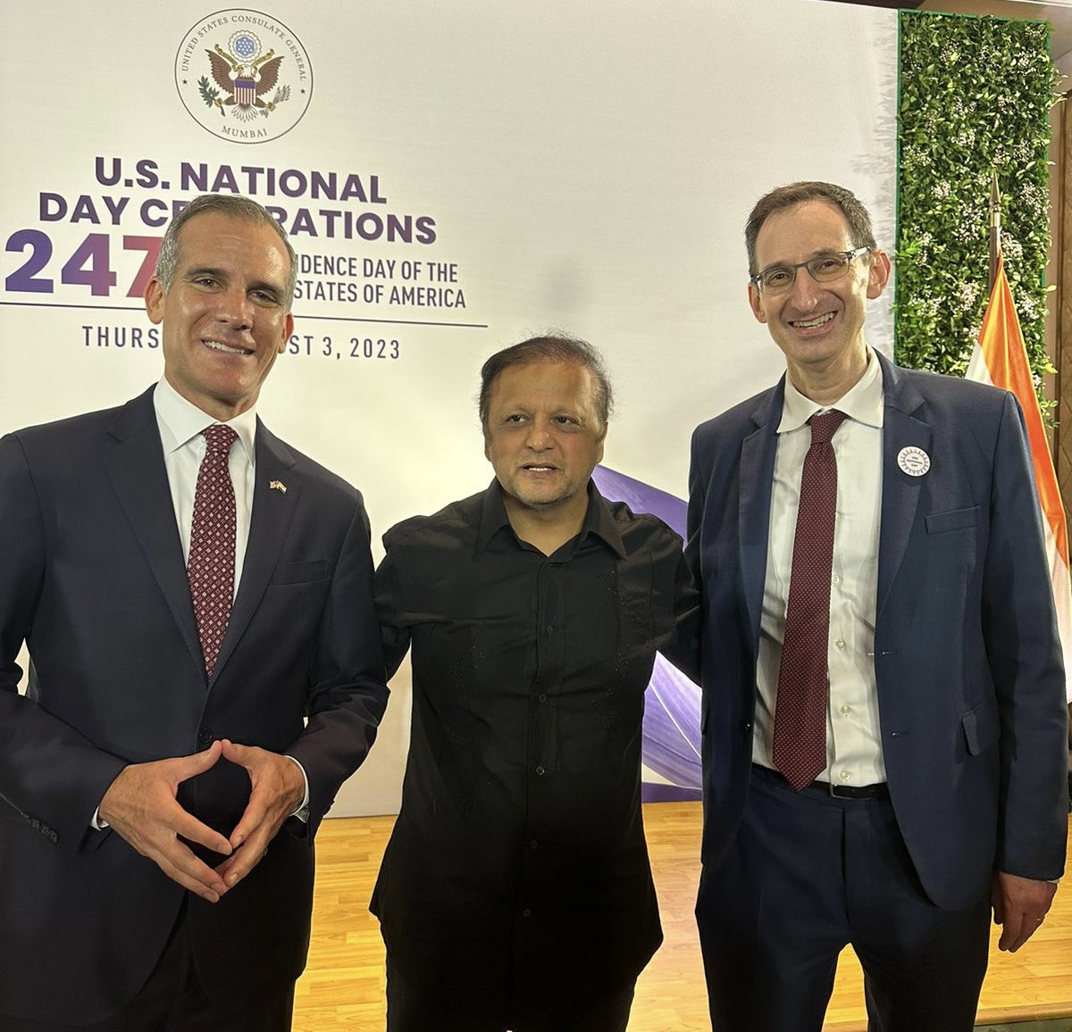 Asifbhamlaa's tweet photo. Attended the 247th #USIndependenceDay celebration in Mumbai.The continued partnership strengthens #USIndiaTies in Maharashtra. Pleasure meeting @USAmbIndia & #Mikehankey
#USIndiaTogether https://t.co/bBr1MsBCTh