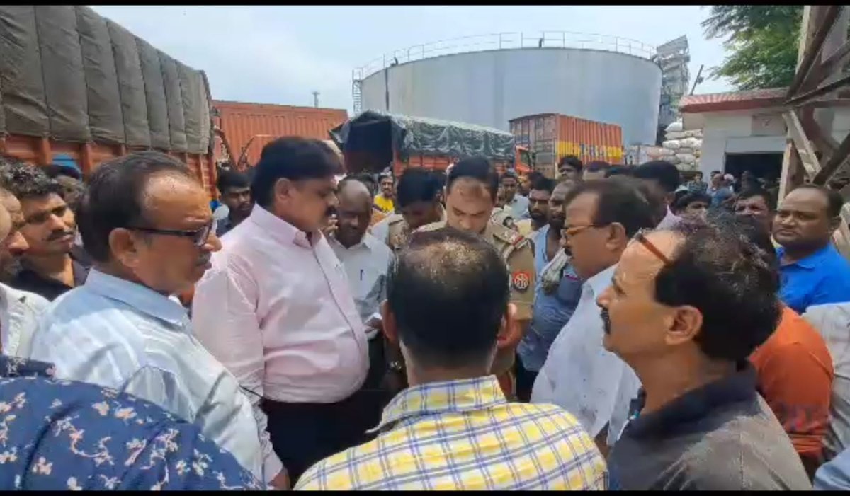 vipinkahin's tweet photo. रेडिको में कैंटर की टक्कर से श्रमिक की मौत, फैक्ट्री के प्रबंधक समेत चार पर केस दर्ज। शराब का कैंटर बैक करते समय फैक्ट्री में हुआ हादसा।सूचना मिलते ही पुलिस पहुंची, शव को कब्जे में लिया @Live_Hindustan https://t.co/hT7CF3KqtD
