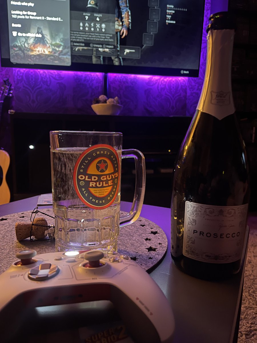 GTS_Tweets's tweet image. Nothing in the house booze wise other than Prosessco. But god damn it I need a drink. 👀

So yes. I have got a pint of it on the go this evening… Just not the traditional one 🤣

#AdultProblems