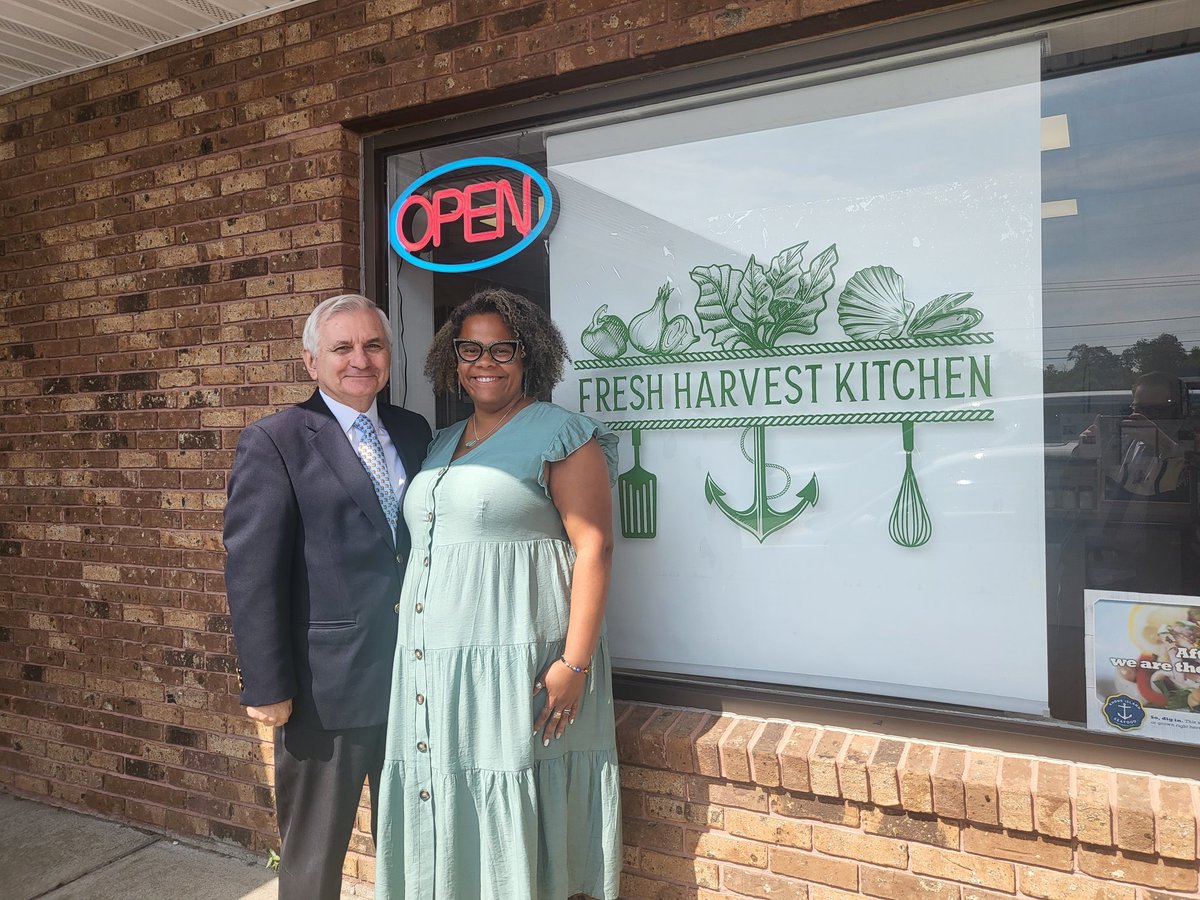 Thank you, @SenJackReed, for the visit and seeing how @mysticaquarium's collaboration with the #FreshHarvestKitchen and the Southern RI Conservation District is providing clear pathways for RI youth in the Blue and Green Economy!💙💚🌊 #STEMMentoringRI