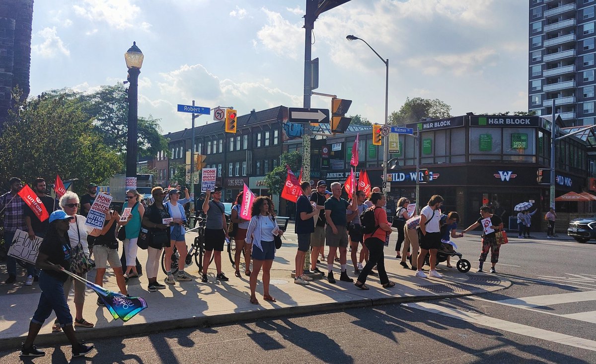 roxannedubois's tweet photo. Hey Metro, come off it. It's time to share your profits! #canlab #tocity #solidarity https://t.co/TG2wHjuJQs