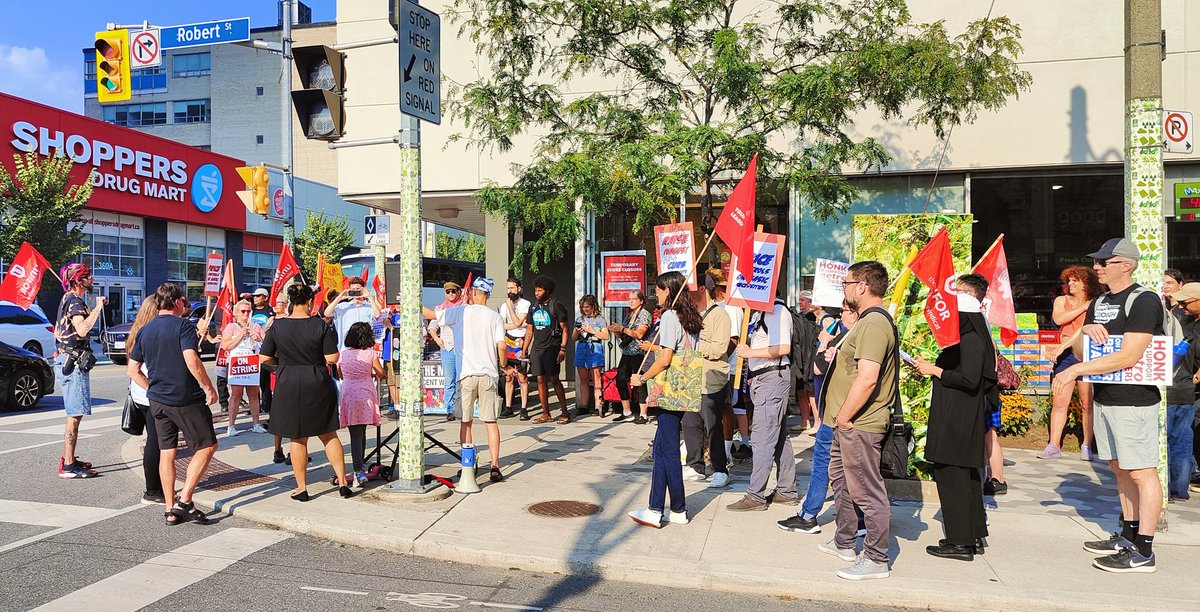 roxannedubois's tweet photo. Hey Metro, come off it. It's time to share your profits! #canlab #tocity #solidarity https://t.co/TG2wHjuJQs