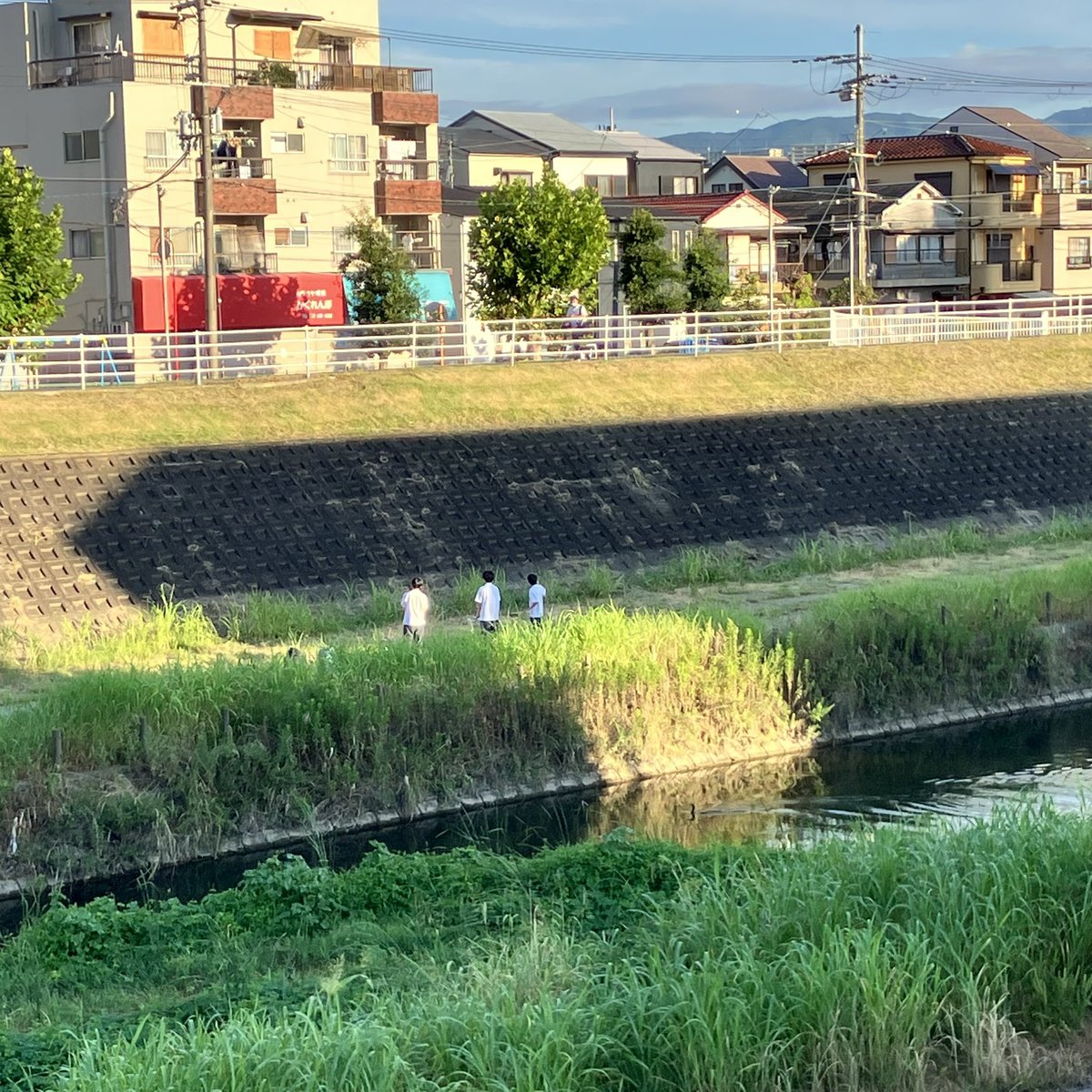koozyee's tweet photo. 今日は中1の息子の初コンクール‼️
4月から打楽器を選択した彼は、コンクール当日の今日は朝6時から河原で先輩と自主練🥁
がんばれー📣 https://t.co/9OzapDVk0n