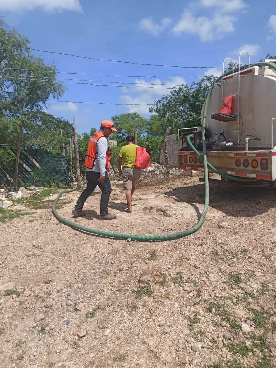 smapacampeche's tweet photo. 🚚En acciones de #RepartoDeAgua💦, el día de hoy, personal del #SMAPAC💧 brinda apoyo, a la colonia #Sinaí, en el que beneficiamos a más de 25 familias. 

¡Seguiremos trabajando!.🤜🤛

#CapitalAmable🧡
#SmapaCampeche💧 https://t.co/Txzp5BsTev
