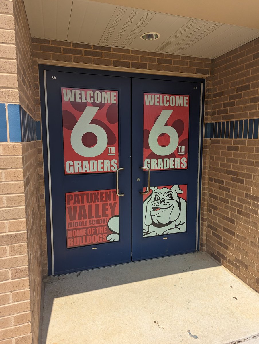 hcpss_pvms's tweet image. Check out our newly decorated doors and windows! #BulldogStrong.  We&apos;re almost ready for the new year to begin! @hcpss