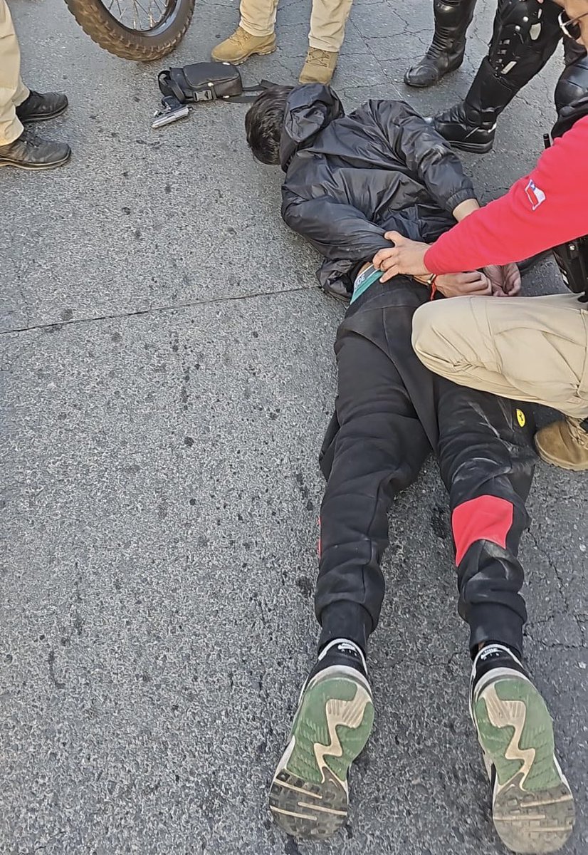 cristian_arayal's tweet photo. Un delincuente detenido hace pocos minutos en metro #LosDominicos tras realizar un disparo y lesionar a una persona. La víctima está siendo atendida por Bomberos y Ambulancias. 
Gran respuesta de Seguridad @Muni_LasCondes y Carabineros @carabprandes

[Situación en desarrollo] https://t.co/BlRHd0EOje