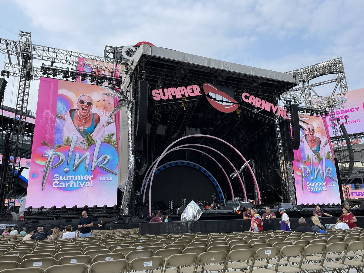 LouLou__09's tweet photo. Ready for show No2!!! 🩷💙💕🎉
It’s the one year Anniversary of my mom’s passing today…I’m celebrating her life tonight. Please don’t make me cry too hard @Pink 🩷💙💕😘 https://t.co/1ns4nwtDdn