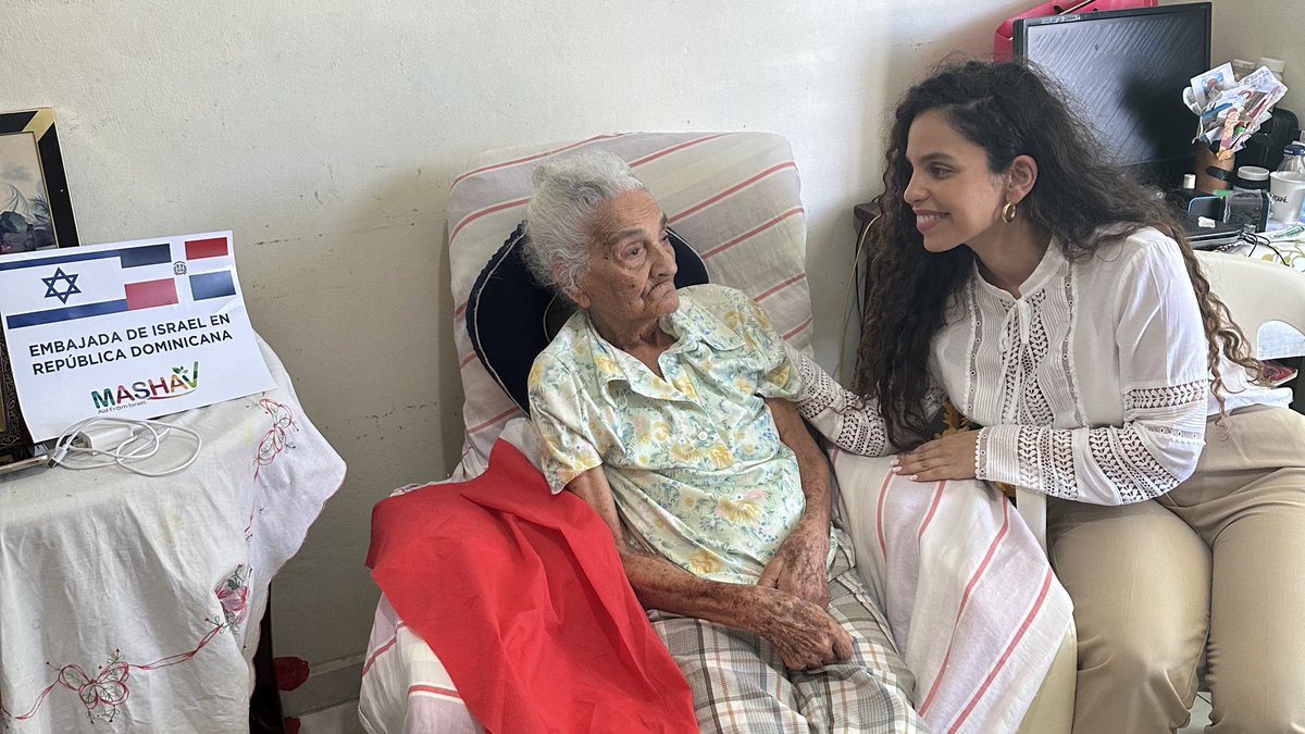 IsraelinRepDom's tweet photo. 🇮🇱🤝🇩🇴 Gracias a @MASHAVisrael la Agencia Israelí de Cooperación Internacional para el Desarrollo, la Embajada de Israel en República Dominicana hizo entrega de sillas de ruedas y alimentos a adultos mayores en el municipio de Moca, provincia Espaillat. 🙌 https://t.co/mTWIcMTko7