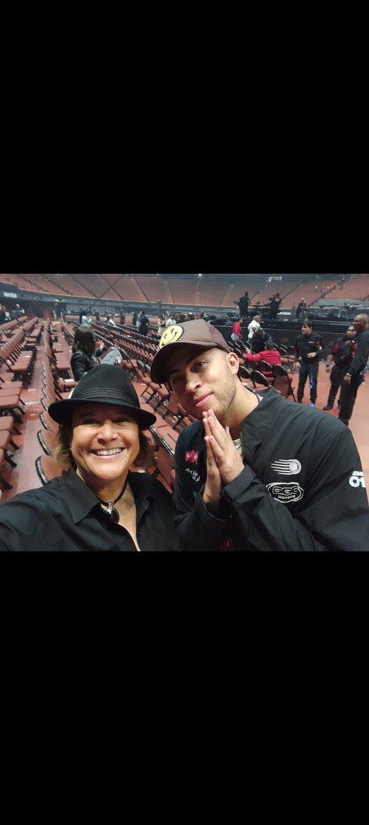 CaliVicki's tweet photo. Yooooo!!
SO cool seeing the #BirthdayBoss .@AnntasticLV and Mah-Man .@Cole_Cook at #Keys2theSummer #LosAngeles
#LastShowOfTheTour
Also...Surprise guest: Legendary .@AnnieLennox ‼️🙌🏽🙌🏽💃🏾
CRAAZYYY-Good Concert! 💥🤯
.@aliciakeys was in BEAST mode this WHOLE tour‼️💪🏽
#ShesAKing 👑 https://t.co/8k1miMfvtO