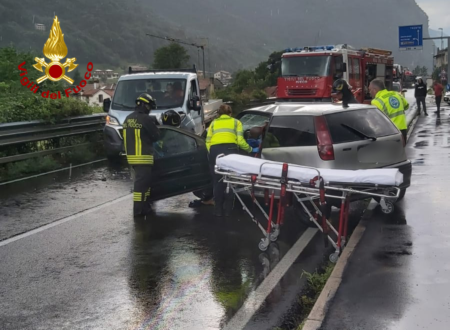 vvfveneto's tweet photo. #3luglio #Solagna(VI), nel pomeriggio scontro tra tre mezzi lungo la #SS47: un ferito. Intervento #vigilidelfuoco @SUEM_Veneto #soccorsiquotidiani #allaguidanondistrarti https://t.co/wDVXuF8rF7