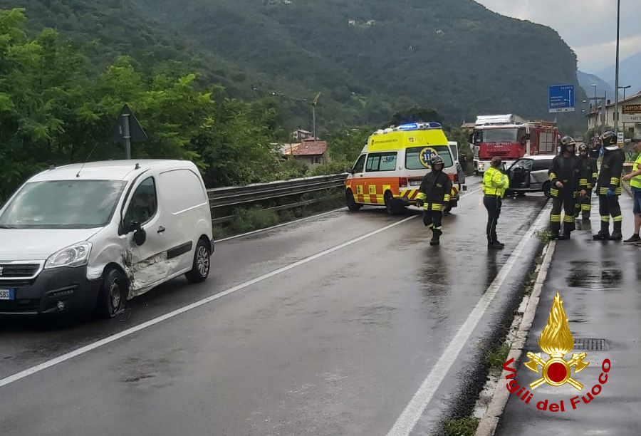 vvfveneto's tweet photo. #3luglio #Solagna(VI), nel pomeriggio scontro tra tre mezzi lungo la #SS47: un ferito. Intervento #vigilidelfuoco @SUEM_Veneto #soccorsiquotidiani #allaguidanondistrarti https://t.co/wDVXuF8rF7