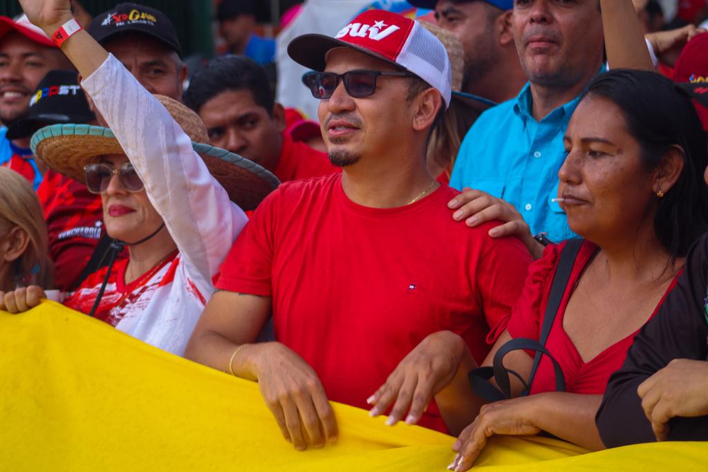 Marchamos por las calles del Barrio 'La Antena' de la PQ. Unión, MP. Iribarren en apoyo a nuestro presidente @NicolasMaduro. 🇻🇪 @PartidoPSUV #YoIzoMiBandera