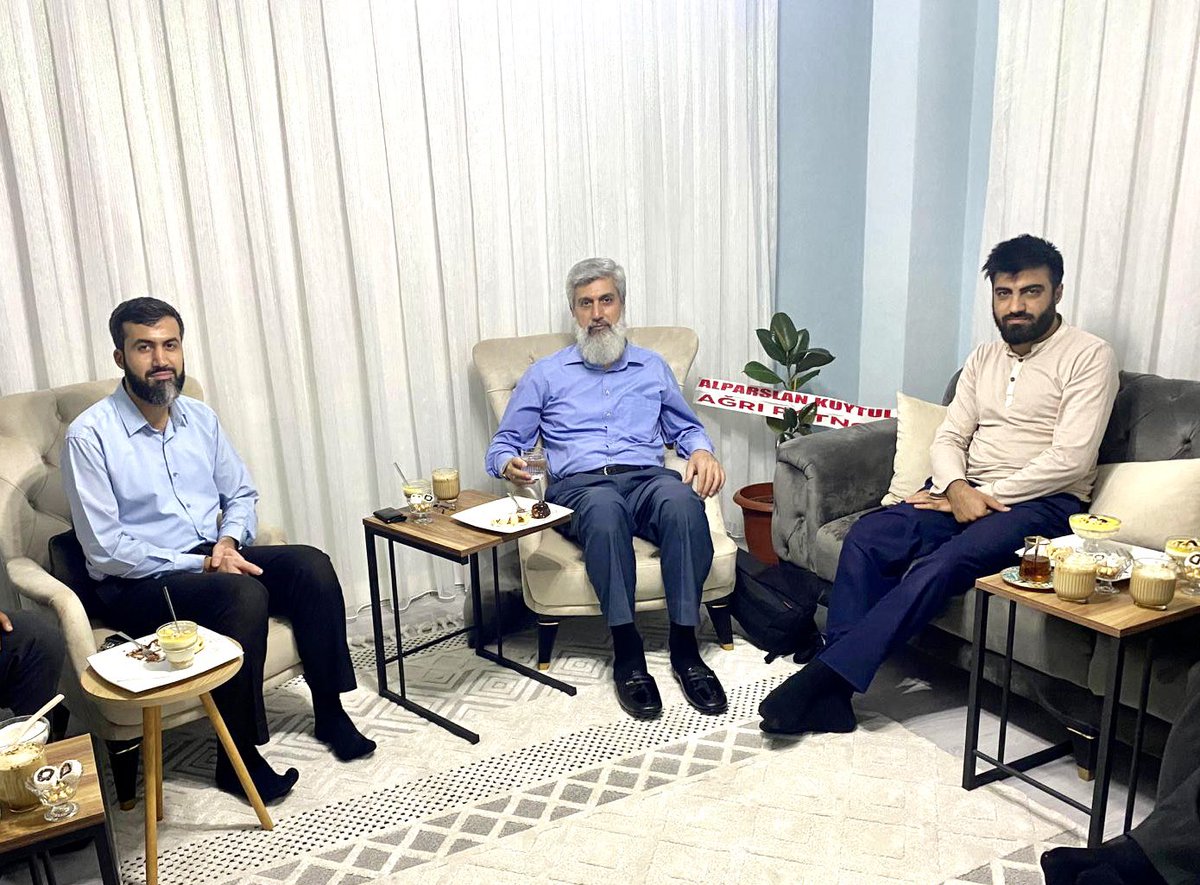 Hatıralarımıza eklensin bugün🌼

-Hocam şeref verdiniz.. :)
+”Teşerrefnâ” der araplar :) Esas biz şeref bulduk:)
+ Her şeyi de öğrenmişsiniz şişirdin bizi☺️

Hocamın duasını almak, ona talebe olmak, memnuniyetini görmek şükür sebebi, bilmeyen ne bilsin; bilenlere selam olsun..🌷