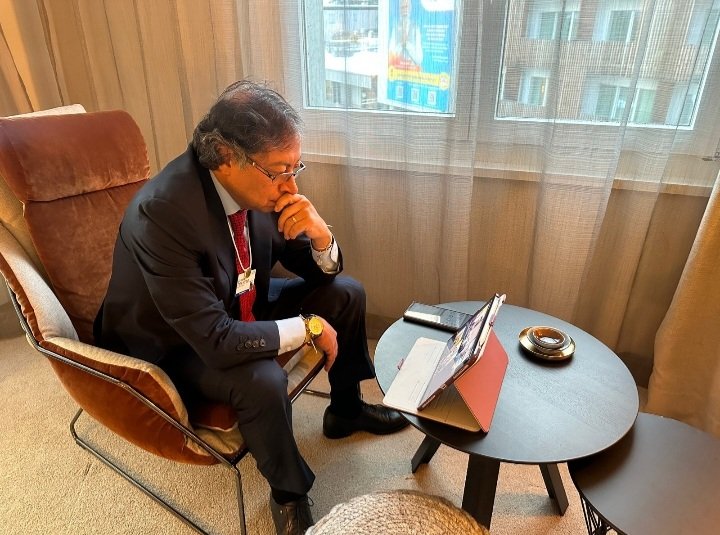 #LeCreoAlPresidente dele RT y like gente, que como yo apoya a nuestro Presidente.