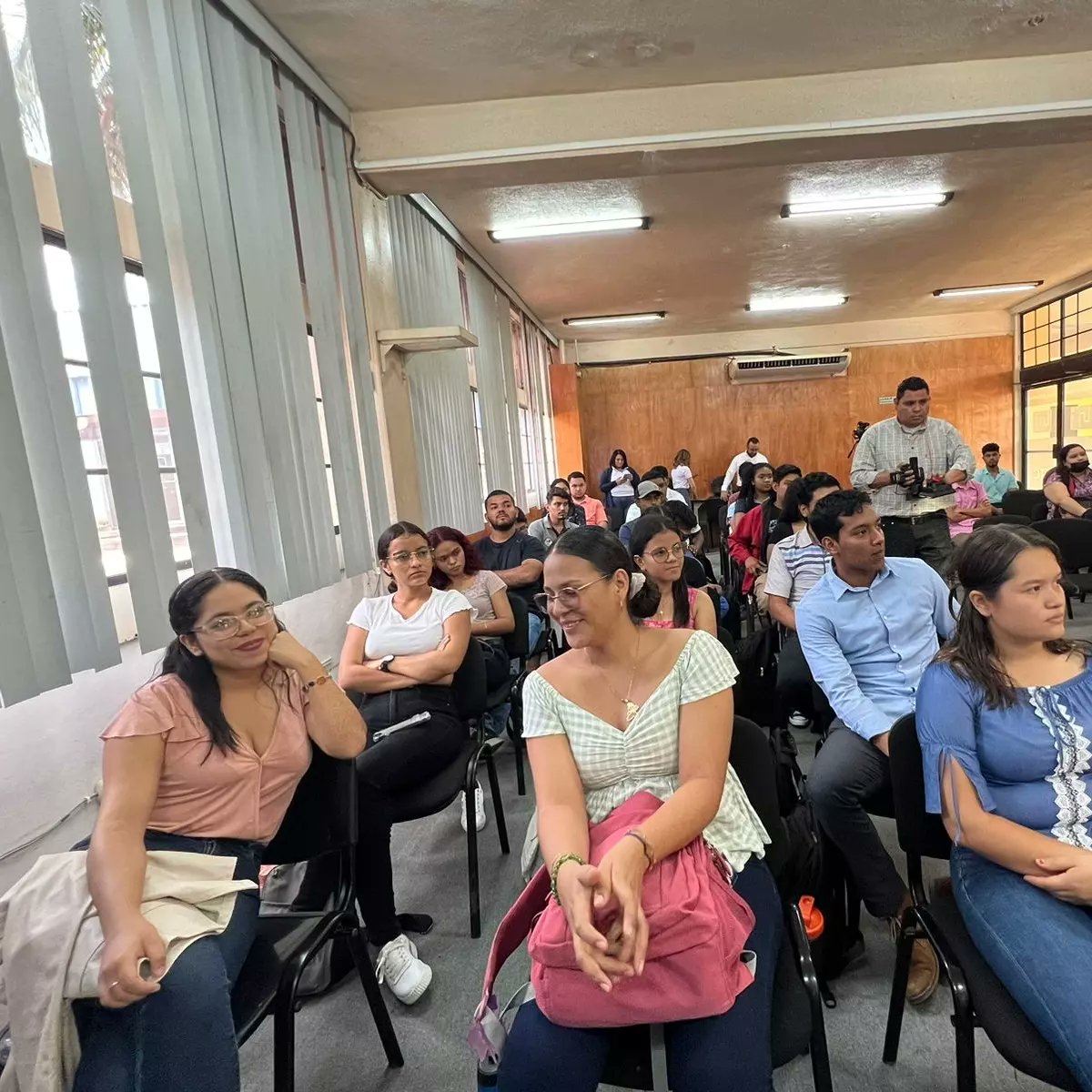 UNIdeNicOficial's tweet photo. Estudiantes @UNIFTC1 participan de la Conferencia "Elabora tu Currículum", impartida por gerente de RRHH #DURMA ella compartió con los futuros  ingenieros aspectos a destacar en el #CV🤓

#40UNI 
#UNIHijaDeLaRevolución 
#SomosOrgullosamenteUNI❤ https://t.co/fcu1pxfGAZ