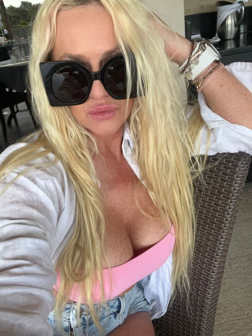 So steamy today in Miami !!! Very wet from all this heat .. what about you https://t.co/l3V88bPi8v<a href="/tag/wet"class="tags"><span>#wet</span></a><a href="/tag/milfy"class="tags"><span>#milfy</span></a><a href="/tag/hotwife"class="tags"><span>#hotwife</span></a>
