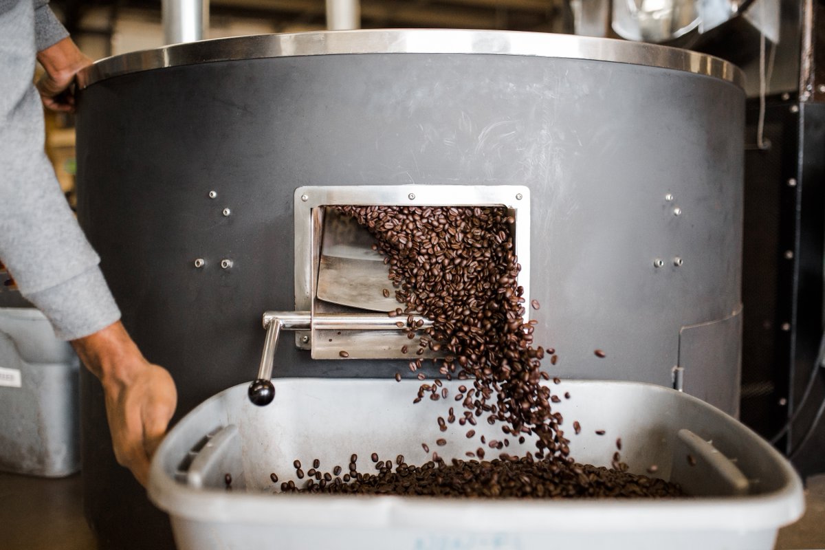 bean_stuff's tweet image. During the roasting process, Maillard reactions occur between amino acids and reducing sugars in coffee beans. These reactions create a wide array of flavor compounds, contributing to coffee's complexity. 🌡️🔥  

Photo by Andrew Neel: buff.ly/3rVEByM