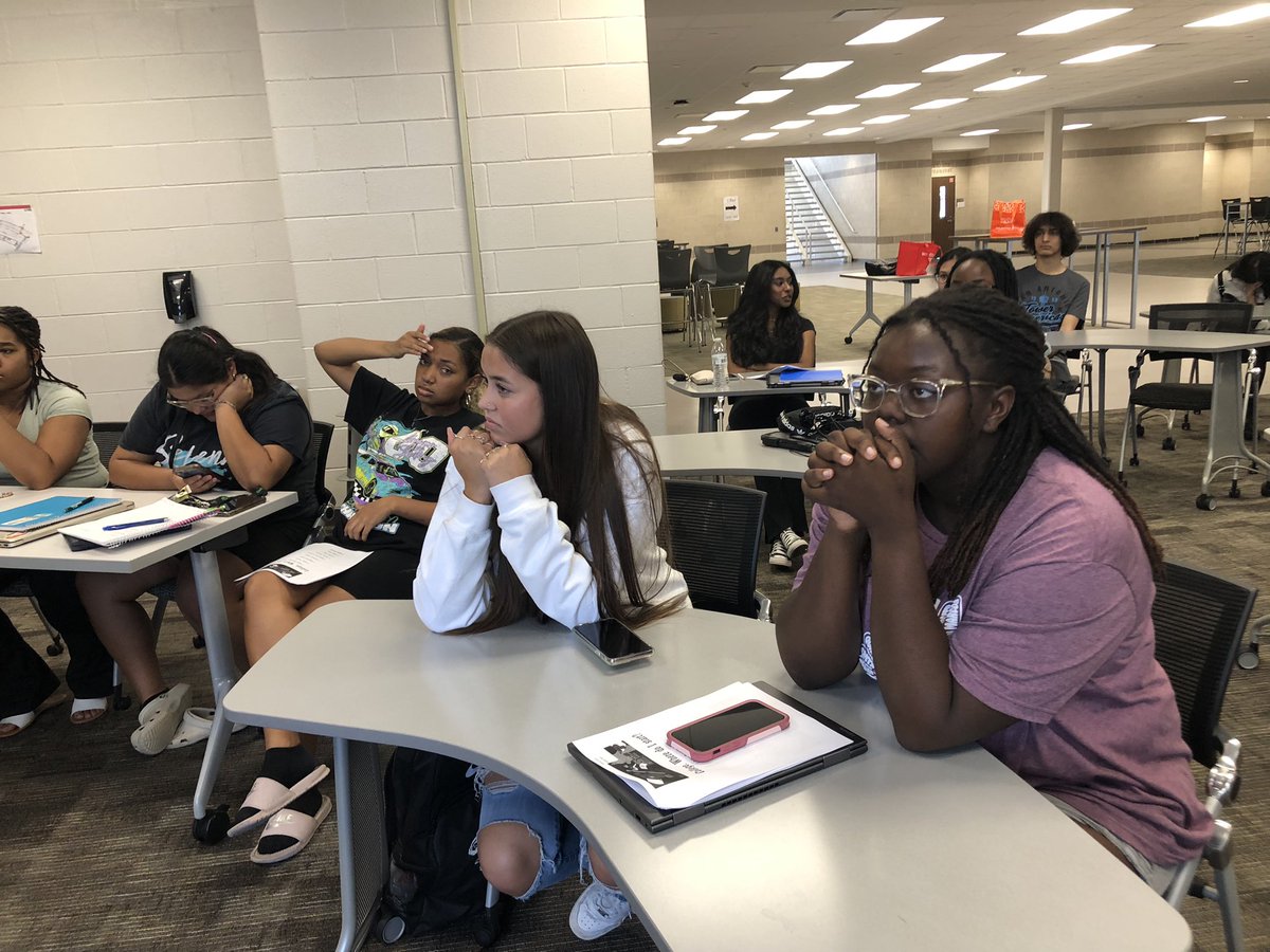 CyParkCCS's tweet photo. @CypressParkHS seniors are getting ready for their Next at the College Application Workshop! Thankful for the college representatives from @RaginCajunsFB @utrgv and @SouthwesternU that came to share helpful information and tips and @cyspringccs for partnering on this event. 📚🙌 https://t.co/LP9aEIEJ6L