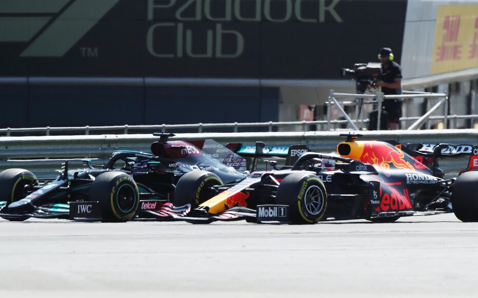 F1Hist's tweet photo. Son équipe a pris le risque de le rappeler aux stands pour chausser des pneus frais dans les derniers tours. Ce pari audacieux a payé, Hamilton a pu chasser Verstappen. Dans l'avant-dernier tour, il a réussi à le dépasser. 
#F1 #MercedesAMGF1 #FIA #RedBullRacing #Silverstone https://t.co/fAAcjMZKhX