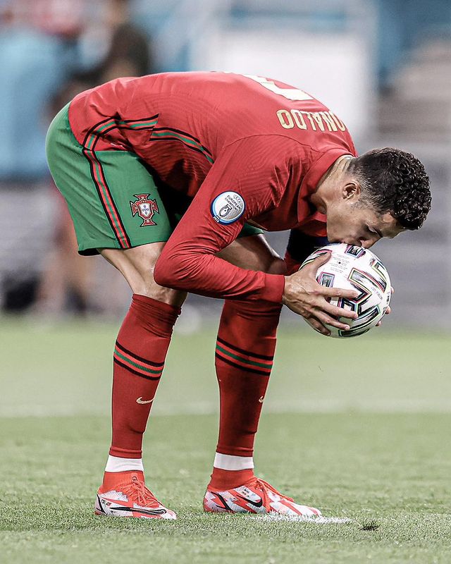 CentralCR7BR's tweet photo. 🚨 Opinião IMPOPULAR:

Cristiano Ronaldo  > Eric Choupo-Moting (carreira) https://t.co/NlkV143Apj