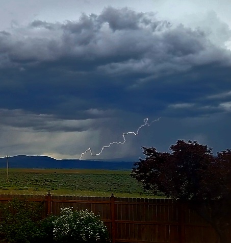 ModocNF's tweet image. ⛈️⚠️The National Weather Service in Medford OR has issued a 🚩RED FLAG WARNING for Modoc County which remains in effect from 11 AM TO 11 PM PDT Friday, Aug 4th for abundant lightning on dry fuels.
Storms have a higher potential of being dry.