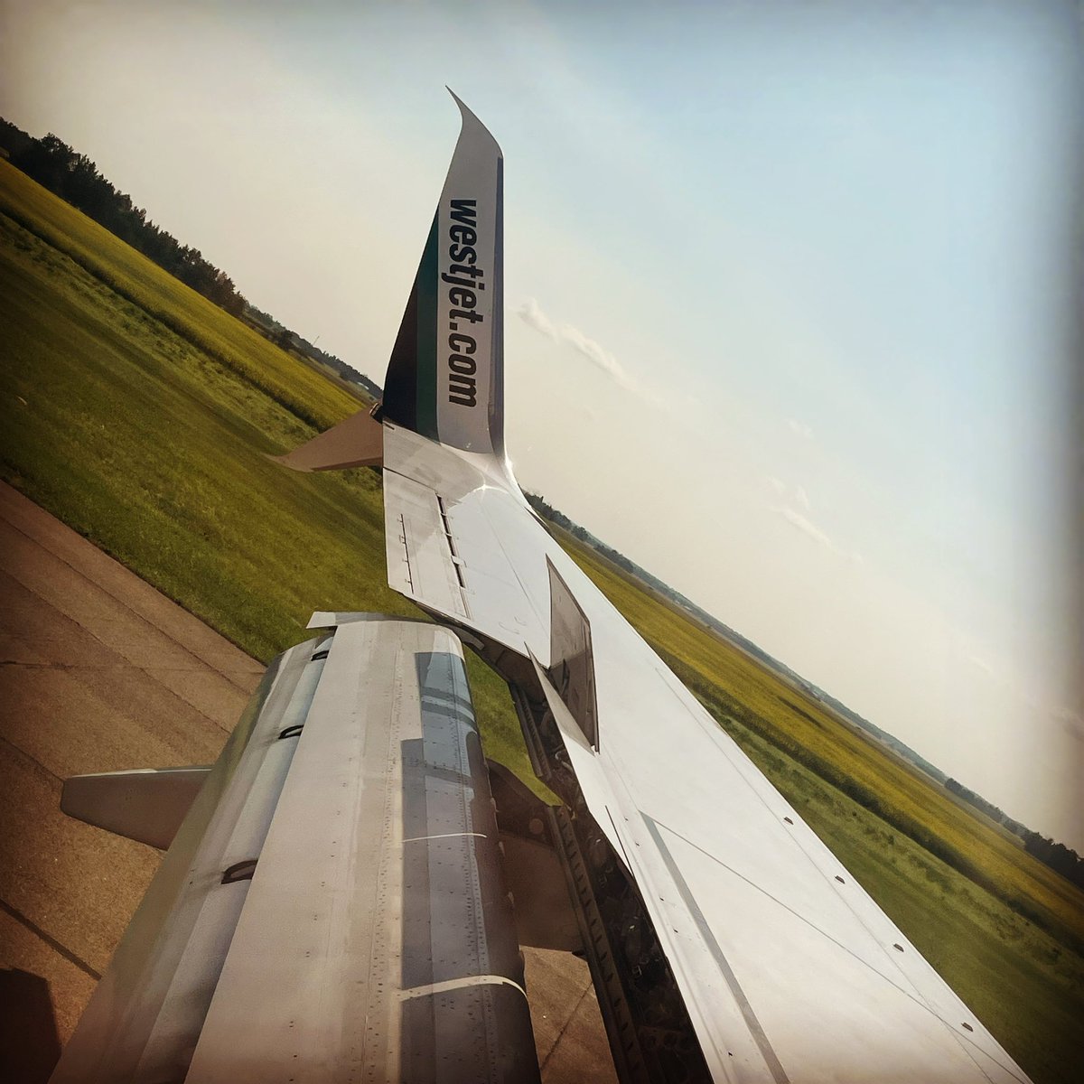 FiddlerBeckyB's tweet photo. Hello, @TravelAlberta @canada! Thanks, @WestJet &amp; @Delta!
.
Leave a light on for us, @blueberrybgrass . We’ll be with you soon!
.
#bluegrass #festy #fun on the #canadian #frontier https://t.co/GrZiWuc3QX