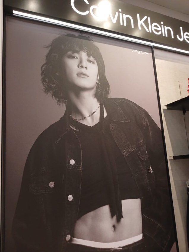 OMG 😳 
Nueva fotografía publicitaria de Jungkook para Calvin Klein 😳🔥

#JUNGKOOKxCALVINKLEIN <a href="/BTS_twt/">방탄소년단</a>