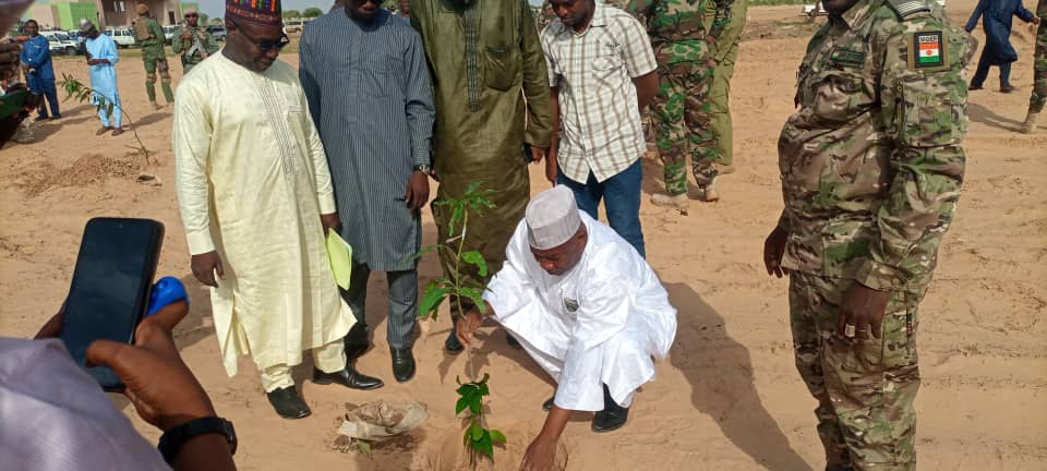 UniversiteDiffa's tweet photo. Commémoration 63ème anniversaire de l’accession à l’indépendance du #Niger, couplée à la campagne de reboisement sous le thème : « Sauvegarde des cuvettes oasiennes : un impératif » marquée à Diffa par la création d’un arboretum regional à @UniversiteDiffa d’une superficie de 5ha https://t.co/atmSQ89hV1