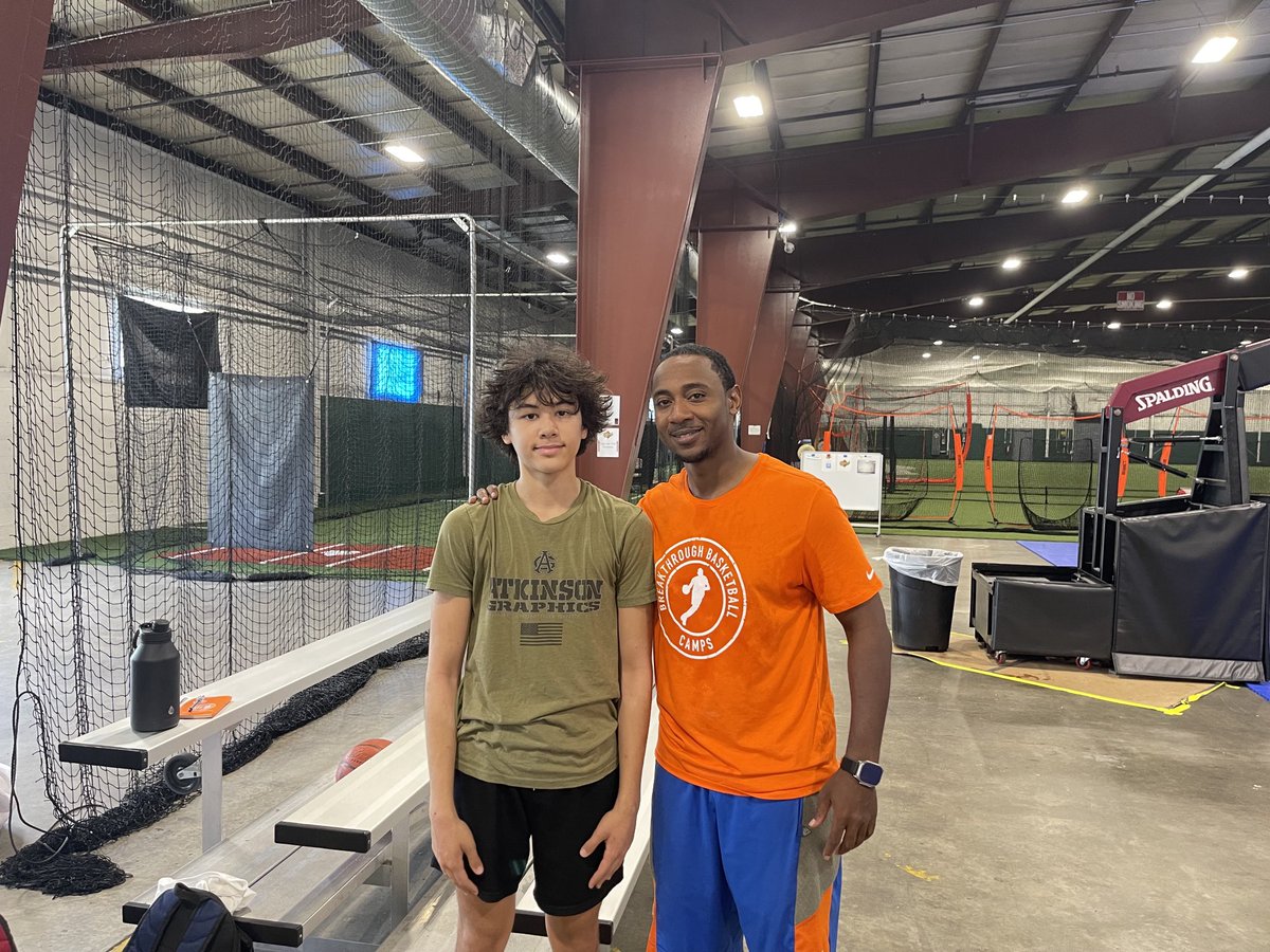 Always great to work a 🏀 camp with my guy D ⁦<a href="/MySkyElite/">CoachD</a>⁩ ⁦<a href="/BreakthruBball/">Joe Haefner | Breakthrough Basketball</a>⁩ ⁦<a href="/grantSTH3/">Grant H</a>⁩
