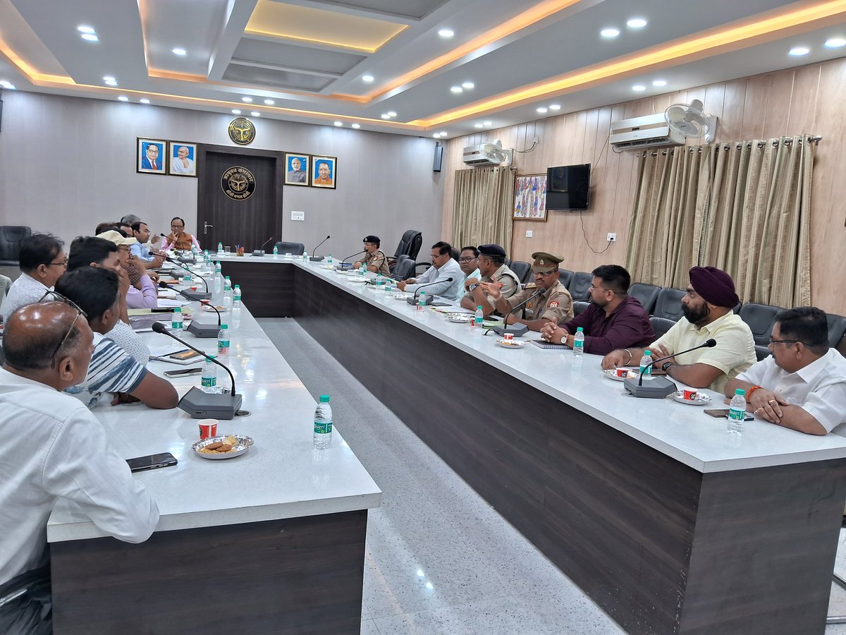 Gaurifoundation's tweet photo. आज 03 अगस्त 2023 को कमिश्नर कार्यालय झाँसी में झाँसी मण्डल की मण्डलीय सड़क सुरक्षा समिति की बैठक आयोजित की गई, जिसमें दुर्घटनाओं की रोकथाम, राजमार्ग पर चिकित्सा सुविधा का प्रावधान, गुड सेमेरिटन योजना और चयनित ब्लैकस्पॉट के संबंध में विभिन्न मुद्दों पर चर्चाकी गई।#GAURI FOUNDATION https://t.co/UoFmeIzZd8