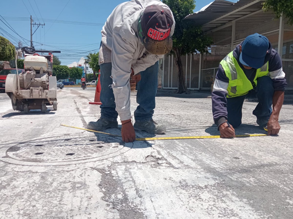CMAPASsalamanca's tweet photo. 🛑Con la finalidad de mejorar el desalojo de aguas residuales en beneficio de los usuarios de la calle Comunicación Poniente, en la colonia Infonavit 1, el #CMAPAS, lleva a cabo la rehabilitación del drenaje sanitario.
#PorAmorAlAguaTodosUnidos https://t.co/cnre24sW6h
