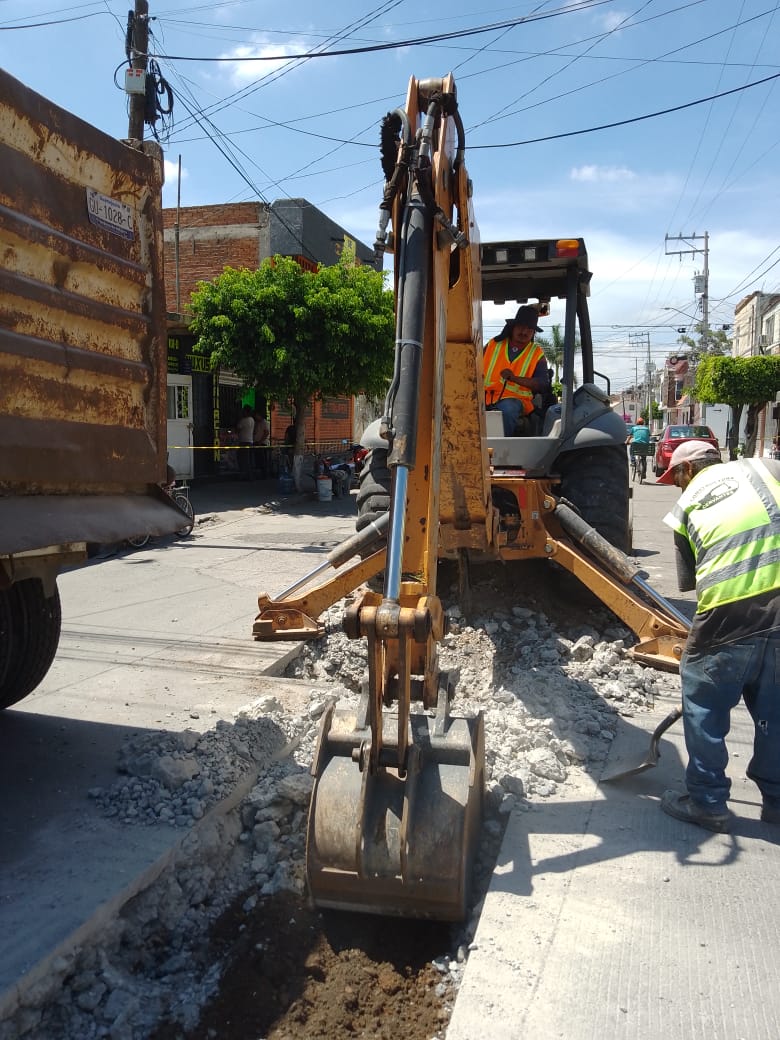 CMAPASsalamanca's tweet photo. 🛑Con la finalidad de mejorar el desalojo de aguas residuales en beneficio de los usuarios de la calle Comunicación Poniente, en la colonia Infonavit 1, el #CMAPAS, lleva a cabo la rehabilitación del drenaje sanitario.
#PorAmorAlAguaTodosUnidos https://t.co/cnre24sW6h