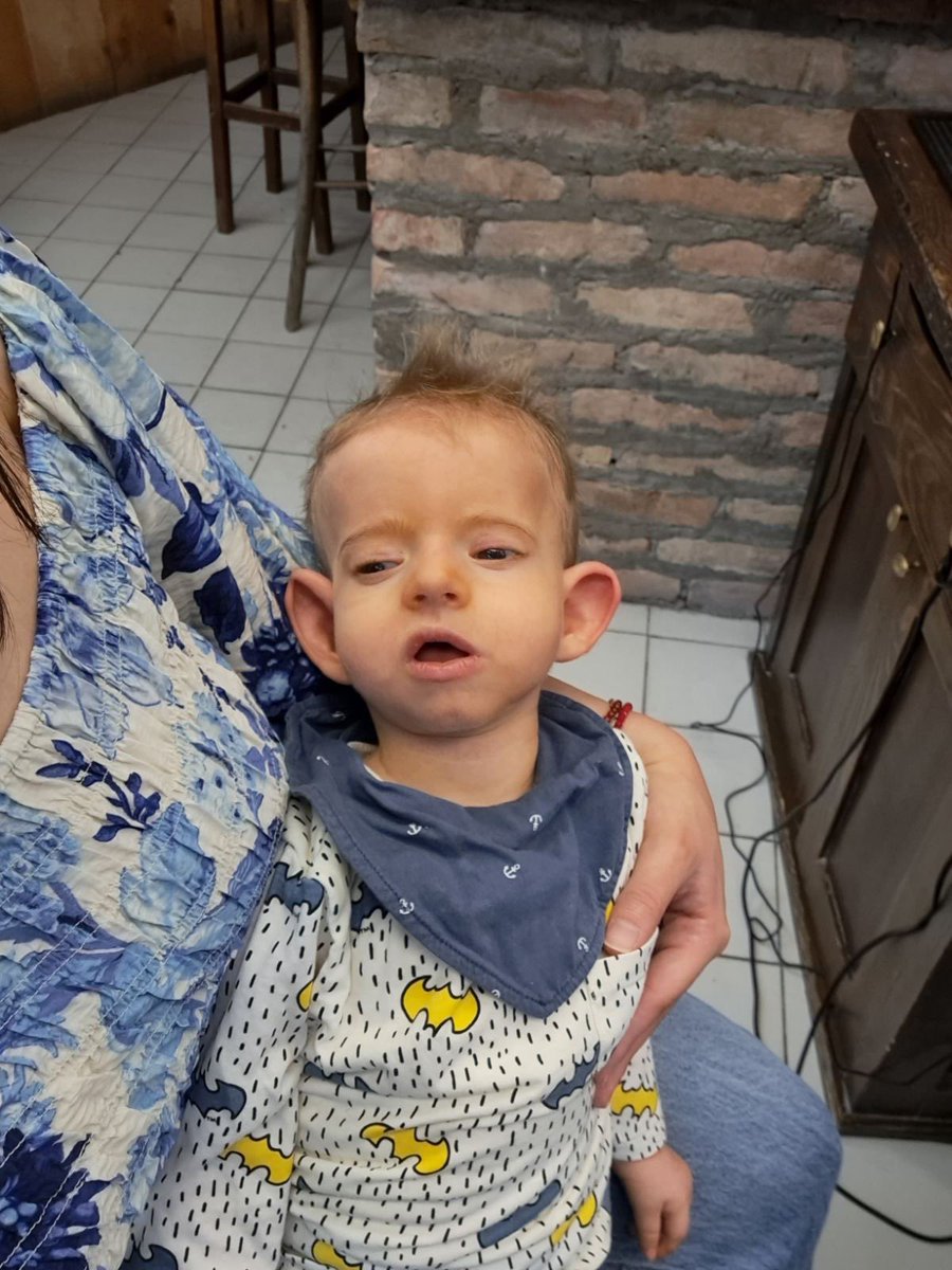 Izmiče nam tlo pod nogama...
Martin od ponedeljka ne pokreće desnu nogu.
Od juče mu ne prestaju napadi.

Dan smo proveli na pregledima i analizama. Obišli smo Martinove fizijatre, neurohirurge, fizioterapeute i ono što smo dobili jeste ohrabrenje da odemo u Ameriku i to što pre.