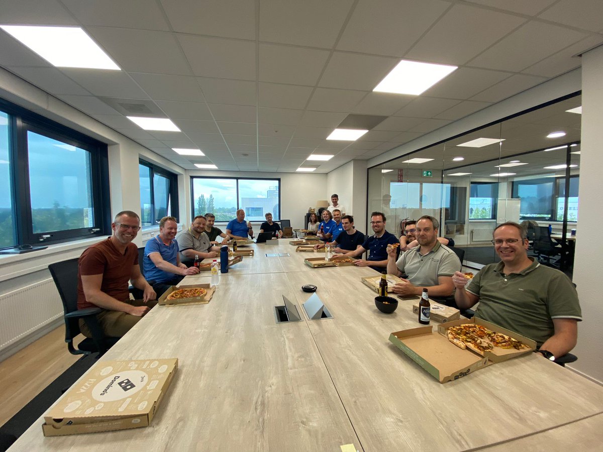 4Dotnet's tweet photo. Joost van Uitert geeft vanavond, met een gezellige dosis humor, een pizzasessie gevolgd door de sessie van @johnnyborg88. Het is weer een gezellige, geslaagde avond. Cheers! #4Dotnet #Pizzasessie #dotnet #React https://t.co/59E1HeCUwc