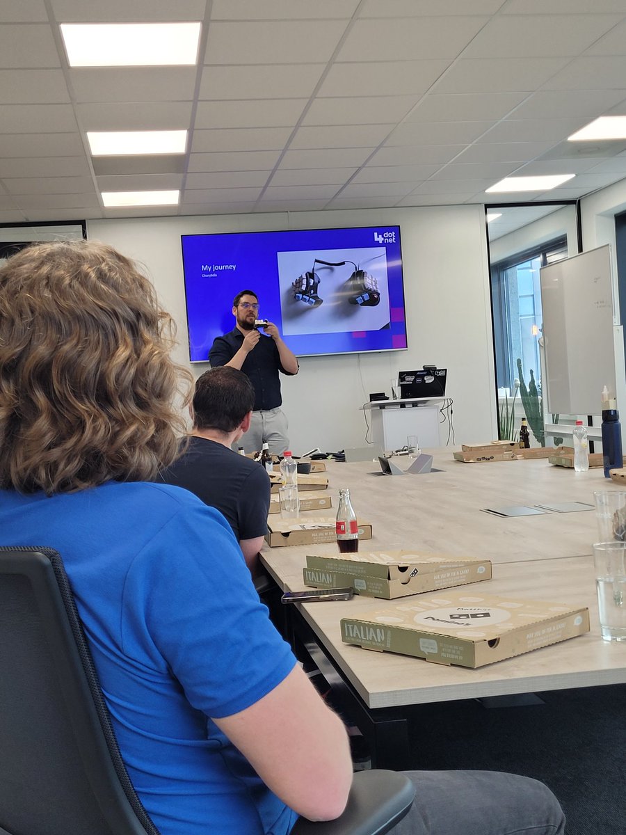 4Dotnet's tweet photo. Joost van Uitert geeft vanavond, met een gezellige dosis humor, een pizzasessie gevolgd door de sessie van @johnnyborg88. Het is weer een gezellige, geslaagde avond. Cheers! #4Dotnet #Pizzasessie #dotnet #React https://t.co/59E1HeCUwc