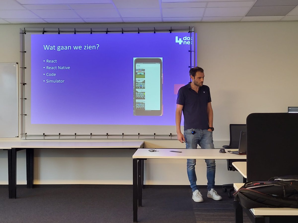4Dotnet's tweet photo. Joost van Uitert geeft vanavond, met een gezellige dosis humor, een pizzasessie gevolgd door de sessie van @johnnyborg88. Het is weer een gezellige, geslaagde avond. Cheers! #4Dotnet #Pizzasessie #dotnet #React https://t.co/59E1HeCUwc