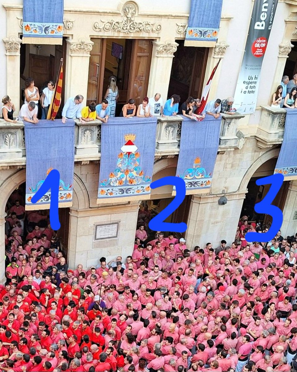 ErnyValls78's tweet image. @VallsAjuntament #castellers 
Fins quan es mantindran aquests privilegis a la plaça del Blat?? 3 espais oberts, i comunicats ente si.
No respecteu els drets dels castellers a ser tractats iguals, dins del recinte del ajuntament.
