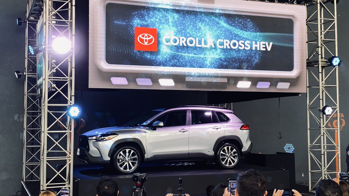 EscapeAutoMx's tweet photo. Llega el nuevo #CorollaCrossHEV de @ToyotaMex  con tracción AWD el ya conocido paquete de Toyota Safety Sense con mejoras en sensores, consumos de hasta 25 km/litro. 

4 cil en línea, 2.0 L 196 hp con batería ion litio 222 VDC, 3 motores eléctricos

Precio 🏆 $584,900 mxn https://t.co/W7nPmMEyfG