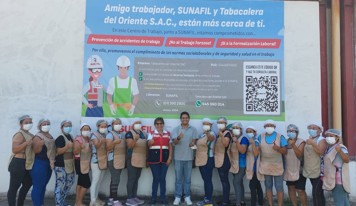 SunafilPeru's tweet photo. 📍 En #SanMartín, como parte de la estrategia de difusión de los canales de atención y denuncia laboral de la #Sunafil, logramos instalar nuestro cartel informativo #Infochamba en la empresa Tabacalera del Oriente SAC, en la ciudad de Tarapoto. #SunafilEnLaCancha 🛡 https://t.co/ADtaPhglfp