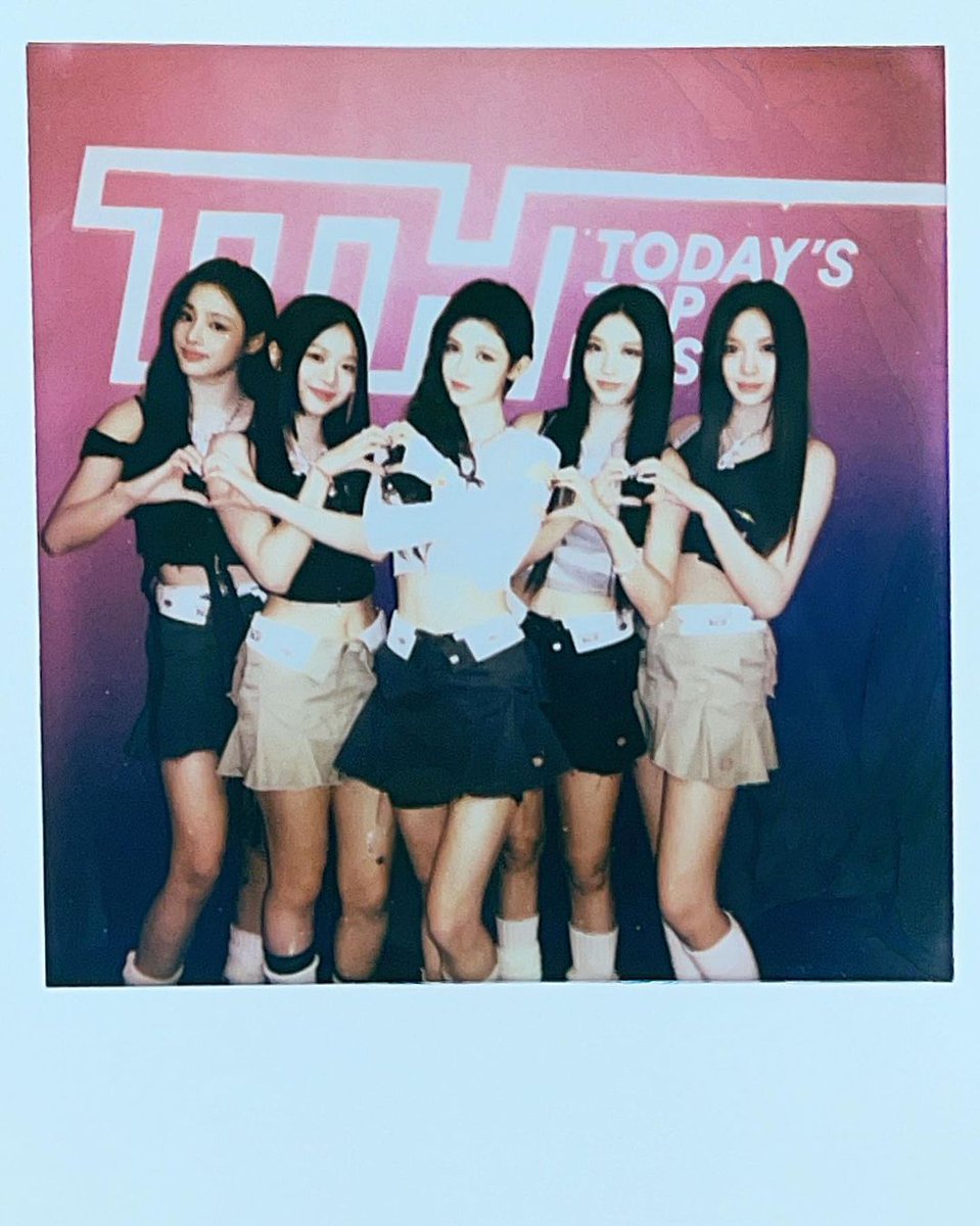 .<a href="/NewJeans_ADOR/">NewJeans</a> just stopped by our TTH studio at @Lollapalooza! 🐰 Check in all weekend to see who else comes through 👀