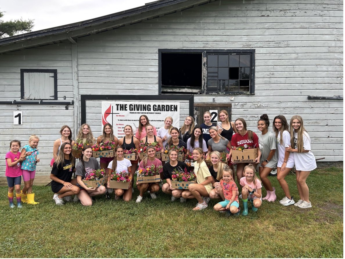 wcsIHSnl's tweet photo. @wcsIHS Varsity Cheerleaders worked (in the rain) at the Giving Garden in Franklin this morning. They made beautiful flower bouquets for all our teachers! @wcsIHSathletics https://t.co/L67ibbuyfH