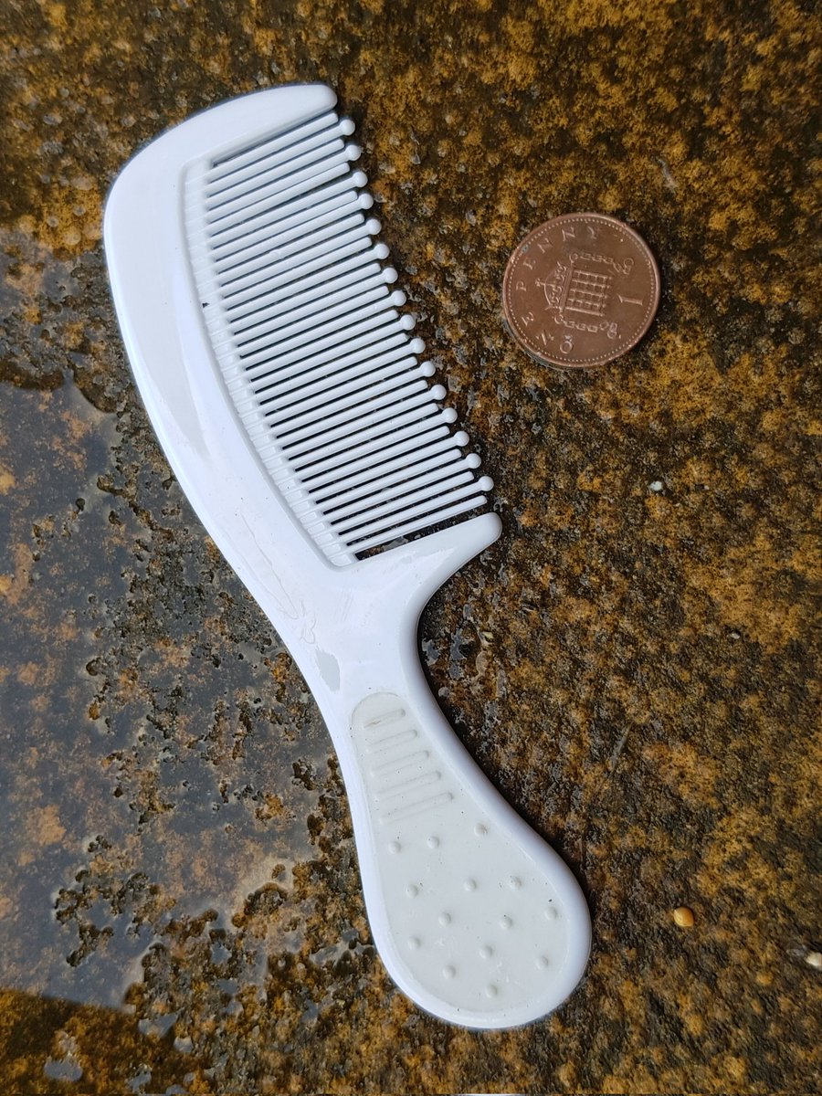 BBullrushes's tweet photo. #plastic wrappers &amp; yellow strimmer plastic found on our morning run with our littlest litter hunter, starting off #treasurehunt11. A wet afternoon with torrential ☔ but we found a dry spell to fill a #breadbag with a comb, a penny &amp; another 🧦. @pawsonplastic @CornishSpliced https://t.co/dSMWp3RH5c